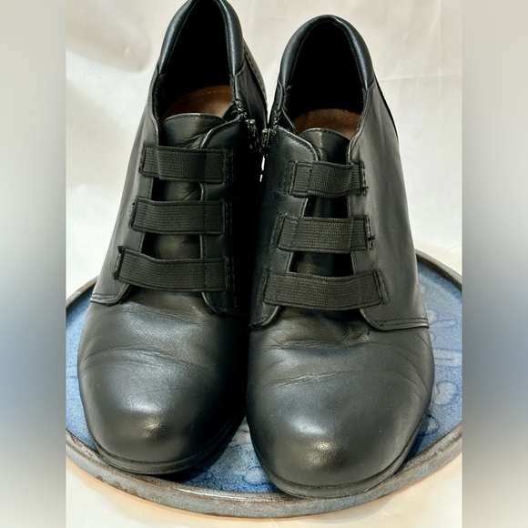 Clarks Women’s Heeled Booties Sz 7.5 - BLACK - Picture 4 of 15